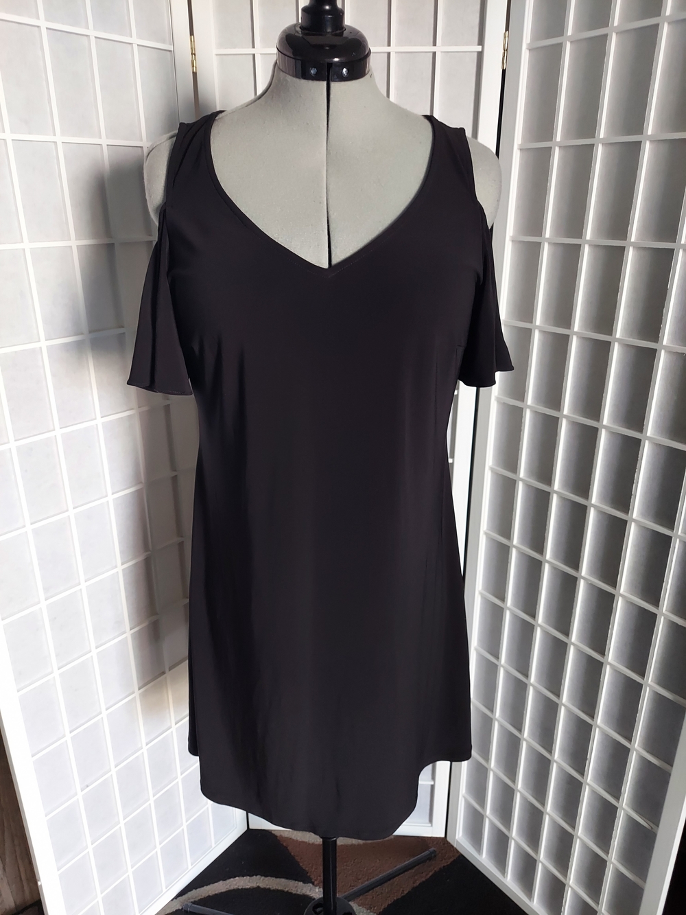 MSK Black Cold-Shoulder V-Neck Shift Dress